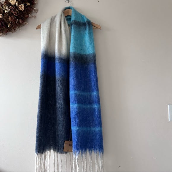 JUST COZY | Luxurious Bouclé Scarf - Picture 5 of 9